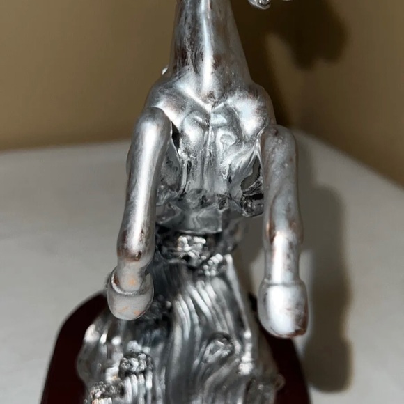 Beautiful Running Hours Statue Home Devore - Picture 3 of 11